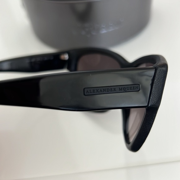 Alexander McQueen sunglasses leather with grey lens - Picture 8 of 8